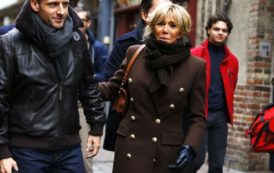 Emmanuel et Brigitte Macron, souriants pour un bain de foule à Honfleur [Photos]