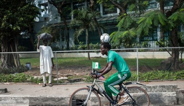 Nigeria – Un footballeur parcourt 103 km à vélo avec un ballon sur la tête