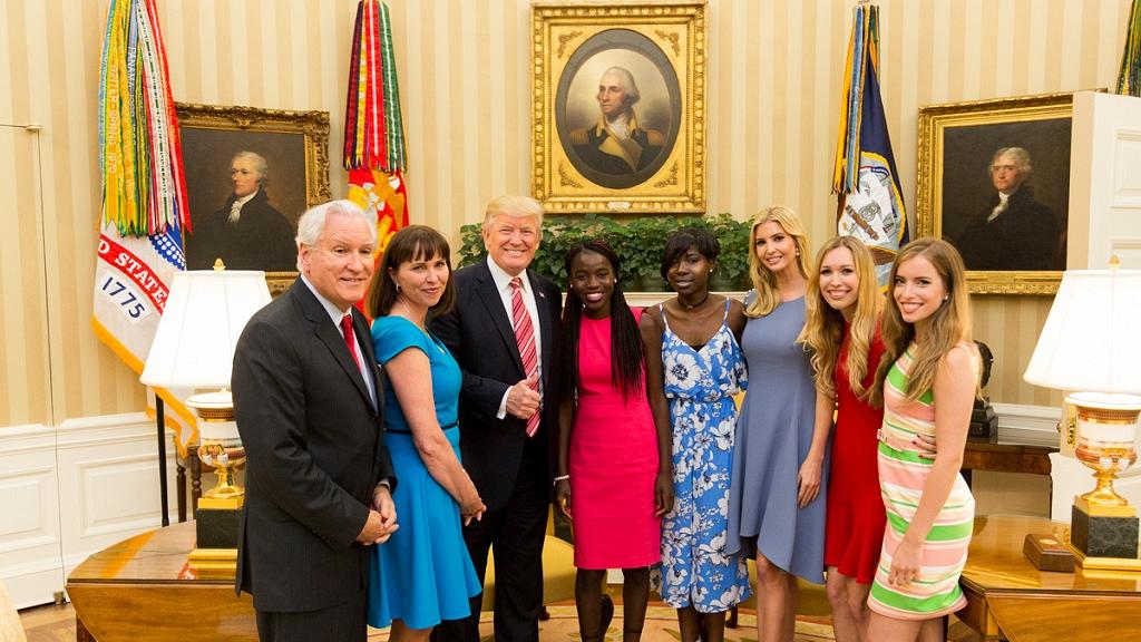 Donald Trump rencontre deux lycéennes de Chibok