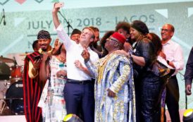 Loin des stress diplomatiques, Macron en amoureux de la culture africaine à Lagos [Photos]