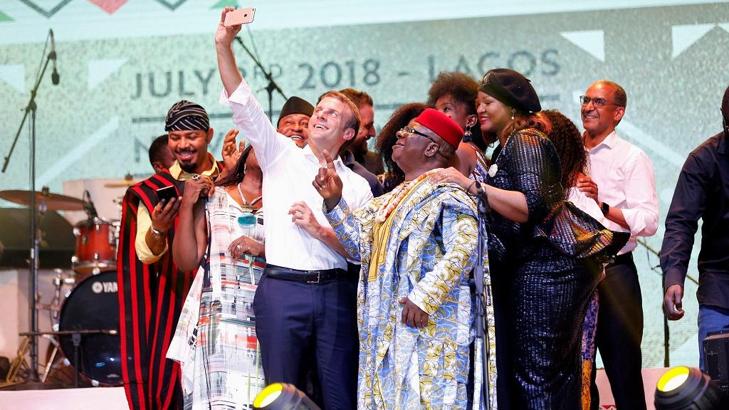 Loin des stress diplomatiques, Macron en amoureux de la culture africaine à Lagos [Photos]