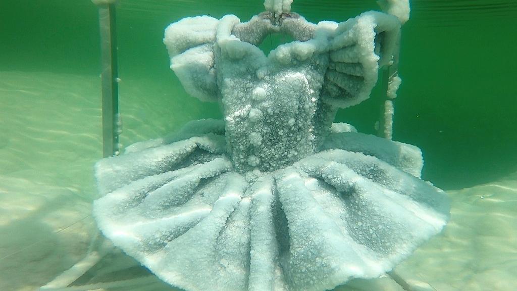 Une artiste israélienne crée des statues de sel dans la mer Morte