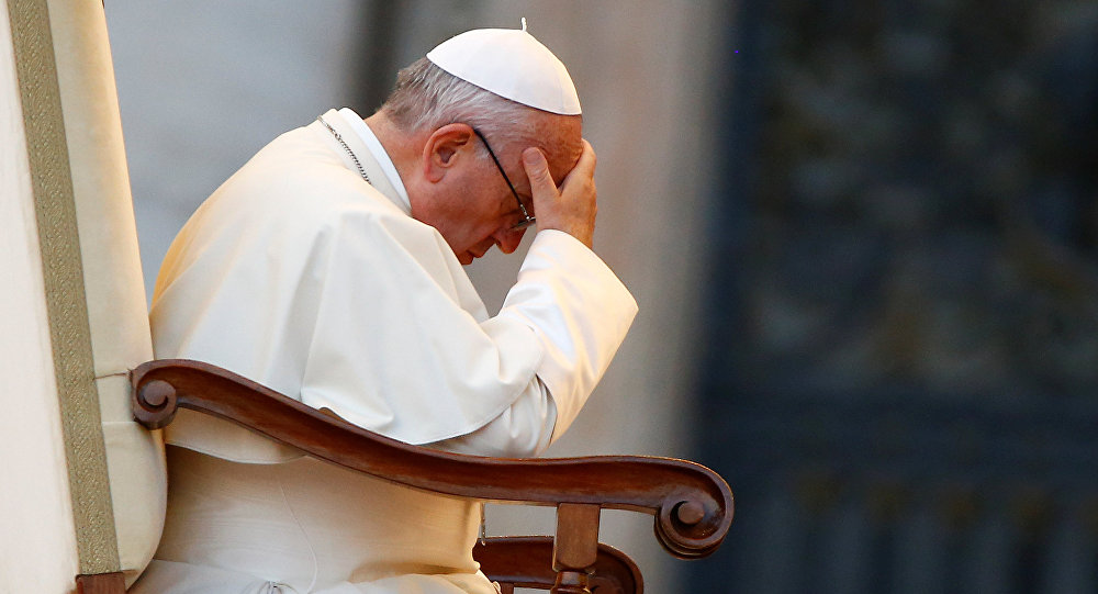 Le pape embrassant Trump aux cornes de Lucifer orne désormais un mur du Vatican