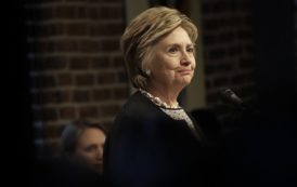 À Yale, Clinton met une chapka russe et analyse les causes de sa défaite électorale