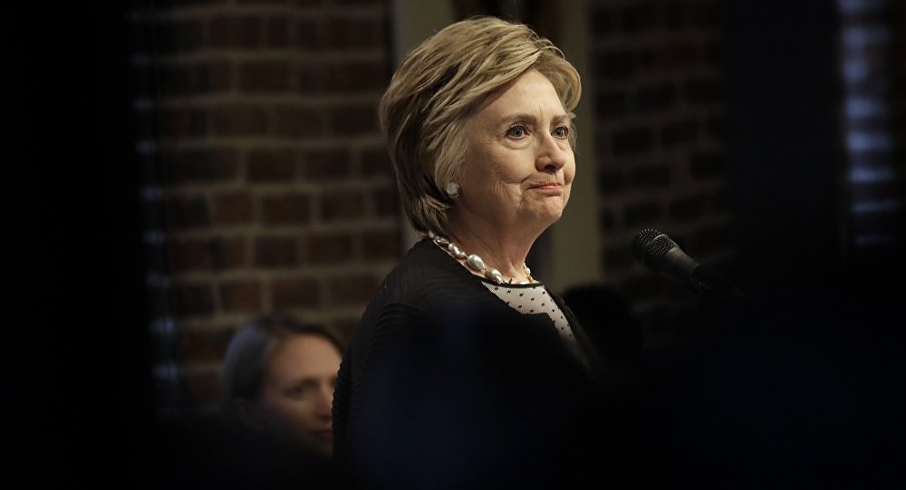 À Yale, Clinton met une chapka russe et analyse les causes de sa défaite électorale