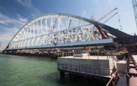 Le montage d’une arche ferroviaire sur le pont de la Crimée va bon train (Vidéo)