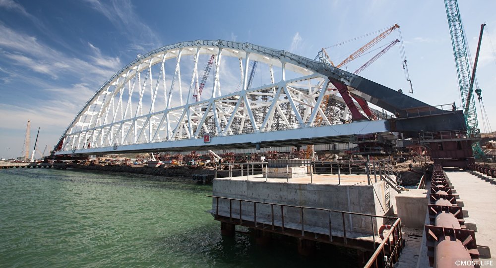 Le montage d’une arche ferroviaire sur le pont de la Crimée va bon train (Vidéo)