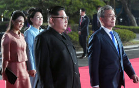 Kim Jong-un pousse un journaliste hors du chemin de son épouse (vidéo)