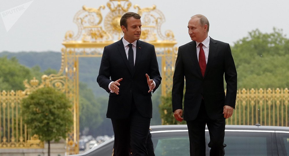 «Macron a vendu son âme à Poutine», dixit The Guardian. Moscou rigole