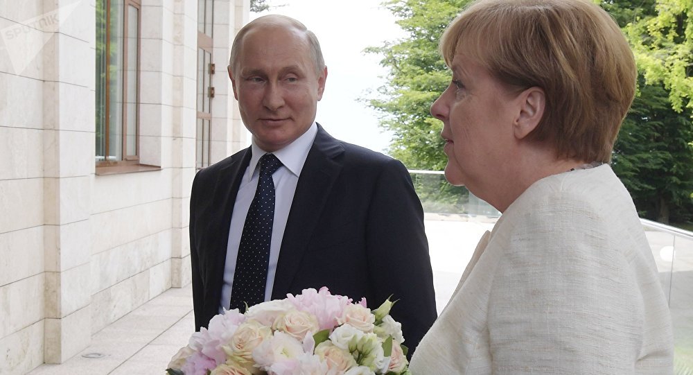 Bild trouve un sens caché dans le bouquet offert à Merkel par Poutine