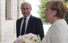 Bild trouve un sens caché dans le bouquet offert à Merkel par Poutine