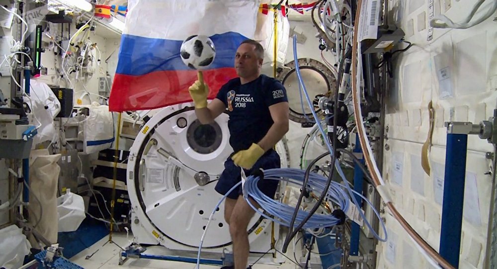 Après un séjour dans l’espace, le ballon Telstar18 de la Coupe du Monde revient sur Terre