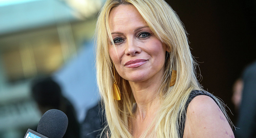 Pamela Anderson raconte sa vie «sans chichis» avec le footballeur Adil Rami à Marseille