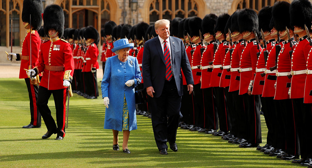 Trump vend la mèche pour la conversation avec Elisabeth II et… défie le protocole