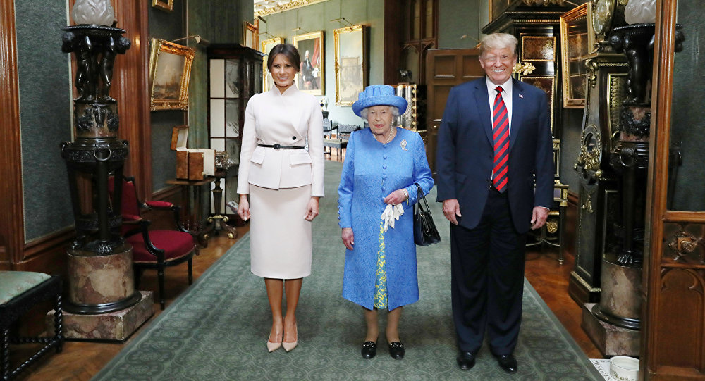 Élisabeth II a-t-elle fait passer un message à Trump avec ses broches?