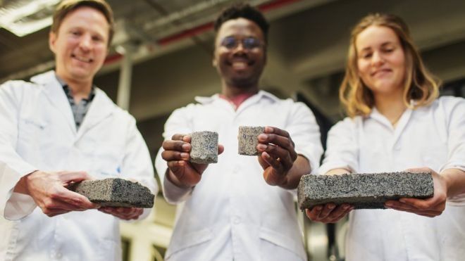 Des étudiants fabriquent des briques à base d’urine