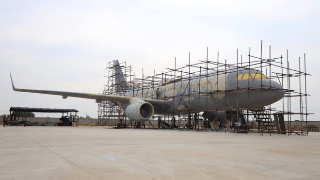 Un paysan chinois fabrique un avion