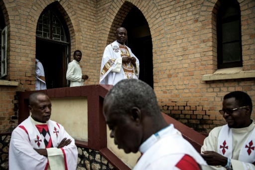 Un prêtre catholique “enlevé” par des policiers à Kinshasa, selon des témoins