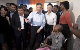 Le plus haut conseiller politique chinois visite un village congolais auquel la Chine s’apprête à offrir des télévisions numériques