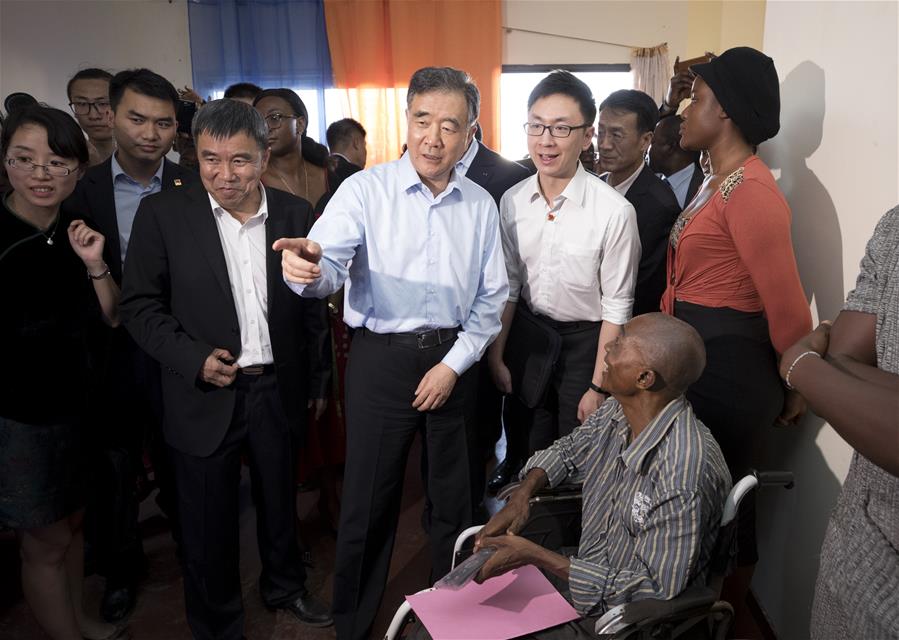 Le plus haut conseiller politique chinois visite un village congolais auquel la Chine s’apprête à offrir des télévisions numériques