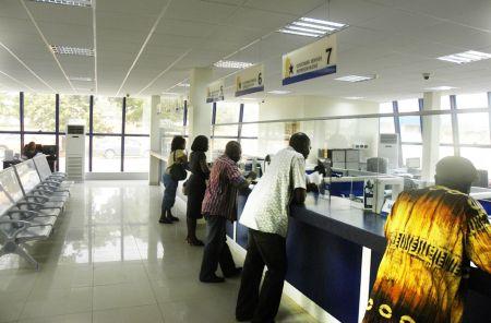 Ghana: la banque centrale retire la licence de deux banques commerciales et valide leur acquisition par Ghana Commercial Bank