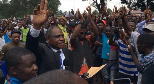 RDC : Martin Fayulu, le candidat de l’opposition à la présidentielle, est arrivé à Kinshasa  Share  Tweet  Share