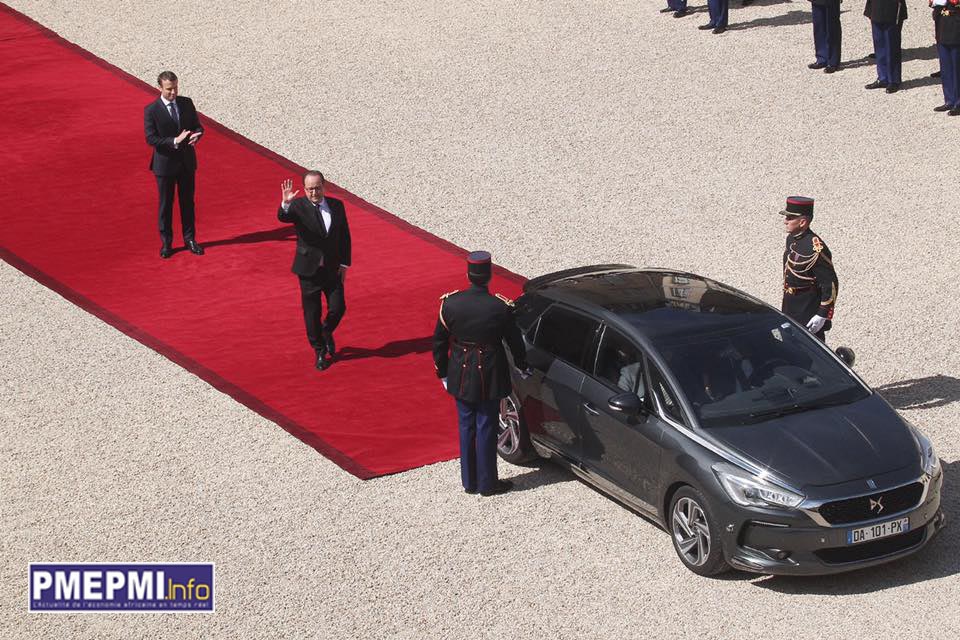 Passation de pouvoir : Emmanuel Macron a raccompagné François Hollande jusqu’à sa voiture (Video)