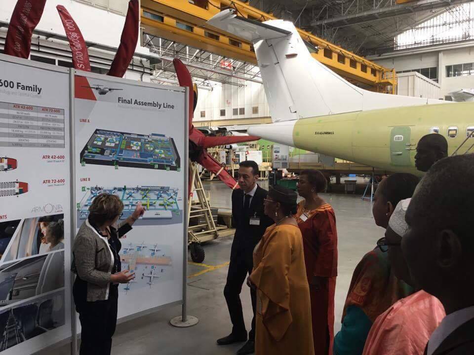 L’Epouse du Président de la République, KEÏTA Aminata MAÏGA visite deux usines d’assemblage dans le domaine de l’aéronautique