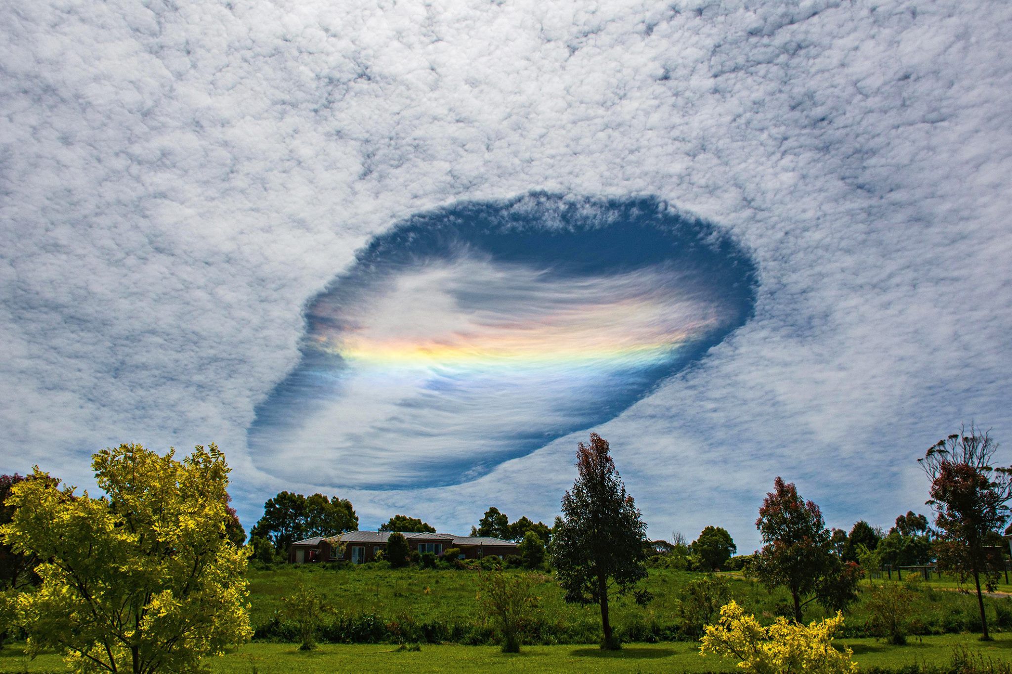 Un phénomène de nuage inhabituel au-dessus des cieux de Victoria, Australie