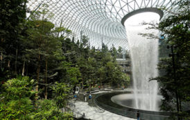 Découvrez en photos le nouveau bâtiment de l’aéroport de Singapour avec sa cascade et sa forêt intérieure