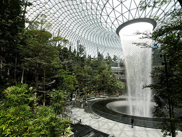 Découvrez en photos le nouveau bâtiment de l’aéroport de Singapour avec sa cascade et sa forêt intérieure