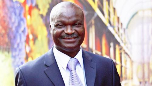 Roger Milla, légende du foot camerounais et africain, lance une usine de production de pavés à base de déchets en plastique