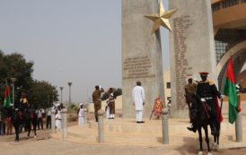 Burkina : Le Président du Faso rend hommage aux victimes par le dépôt d’une gerbe de fleurs en images