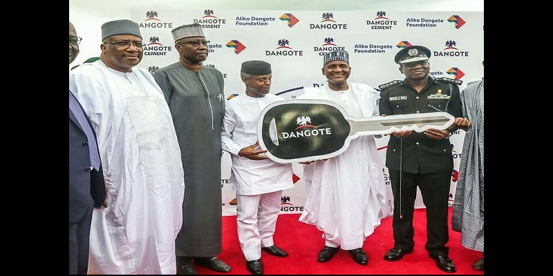 Aliko Dangote offre 150 véhicules de patrouille à la police nigériane