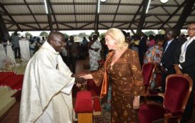 Messe de Noël : La Première Dame, Dominique Ouattara a prié à l`Eglise Sainte Thérèse de l`Enfant Jésus d`Assinie