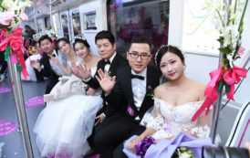 Chine : Des jeunes mariés prennent le métro après une cérémonie de mariage de groupe  en images