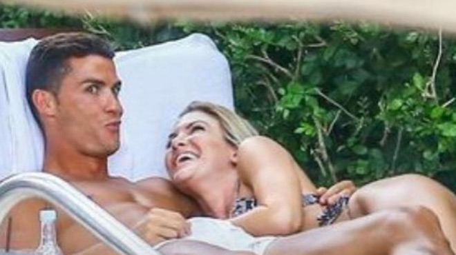 Cristiano Ronaldo surpris dans les bras d’une jolie blonde au bord d’une piscine à Miami (photos)