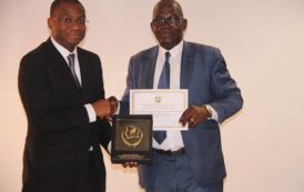 Côte d’Ivoire : le Ministre Sidi Touré reçoit le 2e prix d’excellence de la Meilleure Campagne de Communication d’intérêt public en images