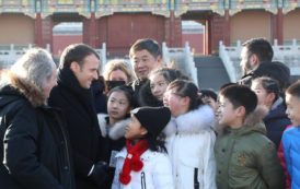 Le président français Emmanuel Macron et son épouse Brigitte Macron visitent le Musée du Palais impérial en images