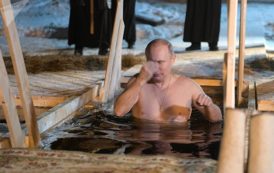 Vladimir Poutine a donné l’exemple aux orthodoxes russes en plongeant dans le lac Seliger en images