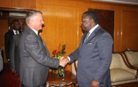 Gabon : Le Premier Ministre Emmanuel Issoze Ngondet et le Directeur général de la société franco- britannique Denis Clerc Renaud en images