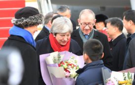 Le Premier ministre britannique Theresa May regarde l’opéra de Pékin en images