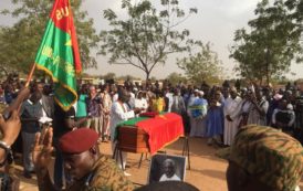 Burkina : Inhumation Idrissa Ouédraogo Le corps du réalisateur est arrivé au cimetière de Gounghin en images