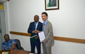 Côte d’Ivoire : Signature de convention entre le Maire Georges Philippe Ezaley de Grand-Bassam et le Directeur pays de IRC, Louis Falcy en images