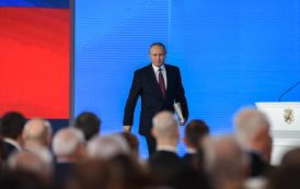 Le président russe Vladimir Poutine prononce son discours annuel devant l’Assemblée fédérale à Moscou, en Russie, le 1er mars 2018 en images