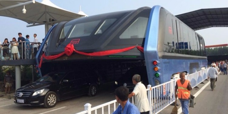 Chine: Premiers tests en ville pour le bus «anti-bouchons»