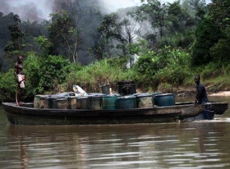 Nigéria : la marine découvre six raffineries pétrolières illégales capables de produire quatre millions de litres / jour d’essence