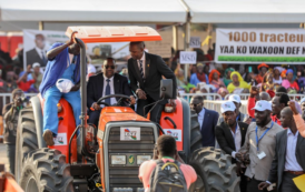 Le Président Macky SALL a remis  mille tracteurs aux producteurs sénégalais [Photos]