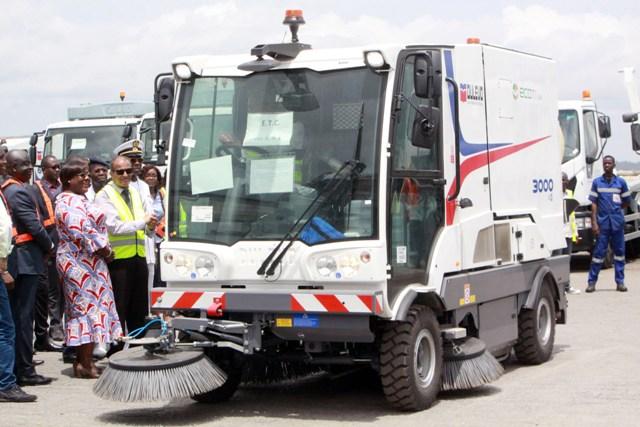 Salubrite Urbaine : le gouvernement ivoirien receptionne 200 vehicules de transfert de dechets menagers