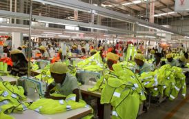 Des employés rwandais travaillent dans l’usine de vêtement C&H à Kigali, capitale du Rwanda [Photos]